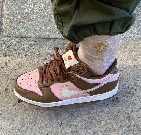 Nike Air Shoes, Brown And Pink, Fresh Shoes, Hype Shoes, Shoe Inspo, Aesthetic Shoes, Nike Sb Dunks, Swag Shoes, Pretty Shoes