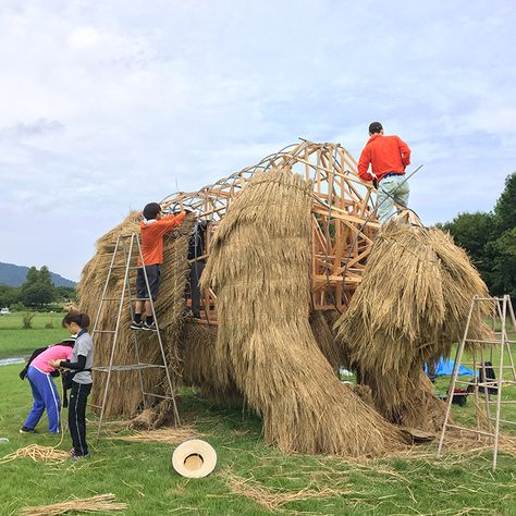 People Create Giant Straw Sculptures At Japan’s Annual Wara Art Festival Straw Sculpture, Art From Recycled Materials, Giant Snail, Straw Art, Best Whatsapp Dp, Anatomy Sculpture, Fierce Animals, Art University, Angler Fish