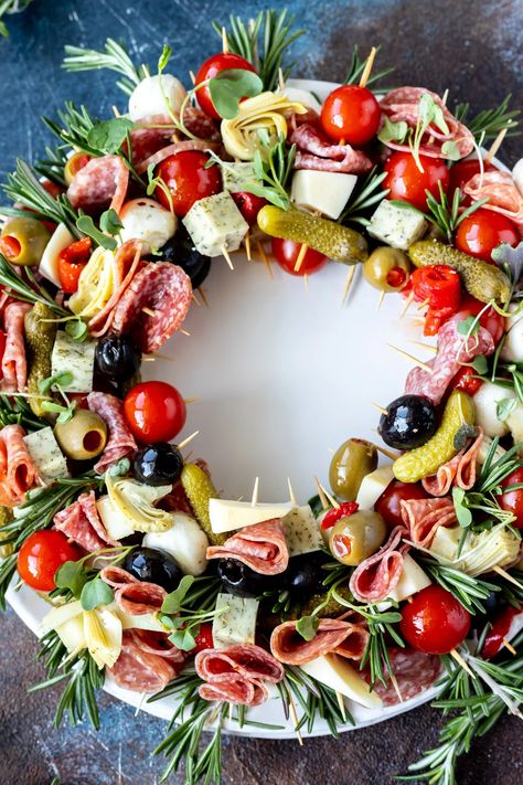 Making a Christmas Charcuterie Wreath is an easy and fun holiday appetizer idea. Antipasto skewers arranged into a festive wreath shape then decorated with rosemary will be a show stopping dish for all of your parties and feasts. #charcuterie #christmasrecipes #antipasto Holiday Appitizers, Christmas Charcuterie Wreath, Nibbles Ideas, Food Wreath, Charcuterie Wreath, Christmas Nibbles, Best Holiday Appetizers, Christmas Dip, Holiday Party Appetizers