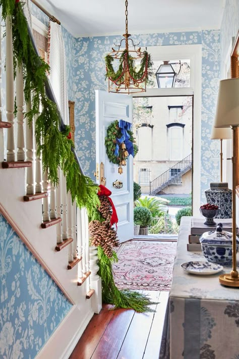 Monica Lavin's Savannah Foyer with Blue Wallpaper decorated for Christmas Southern Living Christmas Trees, Serena And Lily Fall Decor, Christmas Decorating Styles, Blue And White Christmas Decor Ideas, Southern Christmas Decor, Chinoiserie Christmas Decor, Southern Living Rooms, Takken Decor, Southern Home Decor