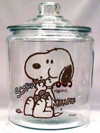 Snoopy cookie jar Snoopy Eating, Snoopy Merchandise, Snoopy Store, Snoopy Items, Snoopy Collectibles, Glass Cookie Jars, Peanuts Characters, Snoopy Quotes, Snoopy Love