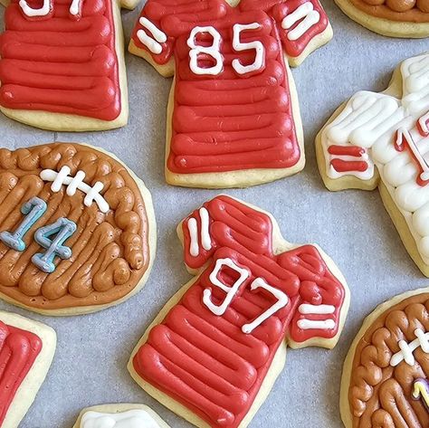 Sara's CUPCAKES on Instagram: "Sunday Night Football 🏈  #jerseycookies #footballcookies #customcookies #sugarcookies #buttercreamcookies #homebakery #sarascupcakesoflakecity #lakecityiowa" Chiefs Cookies, Buttercream Frosting Cookies, Super Bowl Cookies, Football Cookies, Sweet Sugarbelle, Brownie Frosting, Superbowl Party Food, Home Bakery, Cookie Frosting