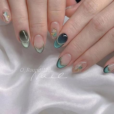 Eye Cat Nails Design, Chrome And Cat Eye Nails, Latest Nails, Reflective Nails, Ballet Nails, Eye Nail Art, Velvet Nails, 2024 Nails, December Nails