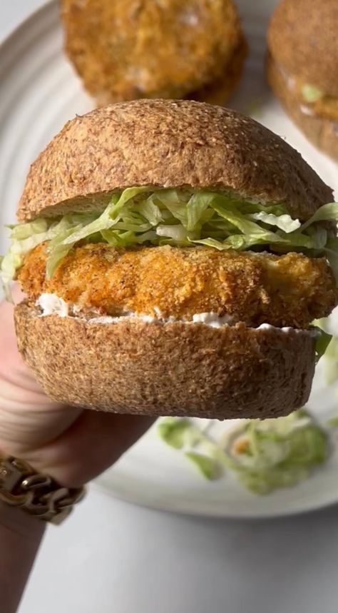 The McChicken Sandwich has always been one of the most popular of the chicken sandwiches on the McDonald's menu. If you've been craving a crispy chicken sandwich but you follow a gluten free diet, then this Copycat McChicken Sandwich Recipe is for you. It's higher in protein, has a lower fat content & has less grams of carbs than its fast food cousin and so simple to make at home! Mcchicken Copycat Airfryer, Healthy Lunch Ideas High Protein, Mcchicken Copycat, Mcchicken Recipe, Lunch Ideas High Protein, Protein Dinners, High Protein Gluten Free, Crispy Chicken Sandwich, Gluten Free Panko