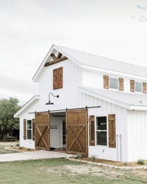 Barn ◽️ #country #stable #equinephotography #horse #westernstyle #boho #rustic #meadowchic White Horse Stable, Horse Stables Exterior, Small Horse Barns, Farm Inspiration, Livestock Barn, Land Ideas, Horse Barn Ideas Stables, Horse Barn Designs, Rustic French Country