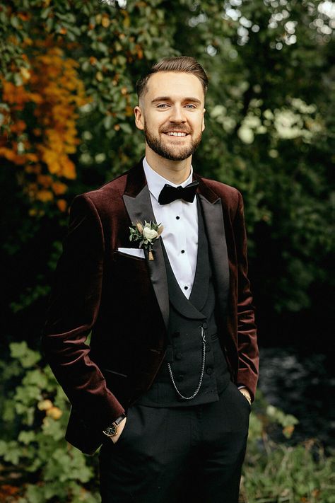 Another stylish groom outfit is perfect for your special day. I love recommending, this look adds elegance to a modern wedding. Keep this to your modern wedding inspiration. Mens Velvet Blazer Outfit Wedding, Black Velvet Groom Suit, Groomsmen Velvet Jacket, Black Velvet Tuxedo Wedding, Winter Wedding Groom, Classic Velvet Winter Tuxedo, Men’s Velvet Tuxedo, Fall Wedding Tuxedos, Velvet Blazer Outfit