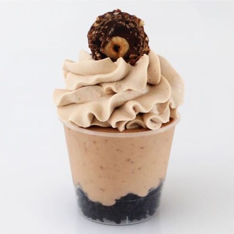 Ferrero Rocher Mousse, Mousse Dessert Cups, Shooters Recipes, Cupcake Savvy, Dessert Shooters Recipes, Mini Mousse, Shooter Recipes, Cookies And Cream Cheesecake, Dessert Cups Recipes