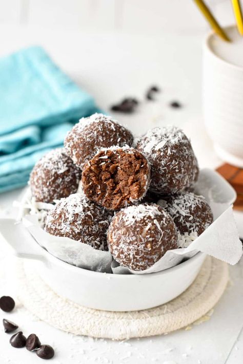 These Chocolate Coconut Protein Balls are the most easy protein snack to make in less than 20 minutes. Plus, they are also refined sugar-free, packed with 8.5g protein per serving for an easy grab-and-go protein treat. Coconut Protein Balls, Easy Protein Snacks, Conscious Plant Kitchen, Healthy Snack Packs, Chocolate Protein Balls, Snack To Make, Protein Balls Recipes, Easy Protein, Coconut Protein