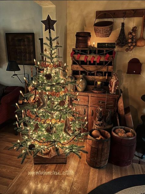 Prim Christmas Tree, Rustic Country Christmas Decor, Primitive Christmas Trees Decorated, Primitive Christmas Tree Ideas, Christmas Gremlins, Primitive Christmas Decorating Ideas, Primitive Christmas Trees, Primitive Christmas Crafts, Primitive Tree