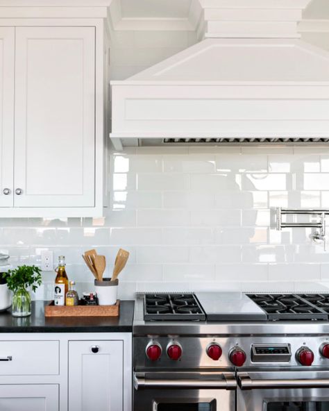 White Herringbone Backsplash, Backsplash Trends, Kitchen Backsplash Trends, Herringbone Backsplash, Kitchen Backsplash Designs, Timeless Kitchen, Backsplash Tile, Kitchen Trends, Kitchen Tiles Backsplash