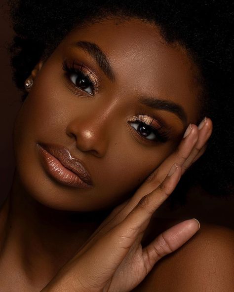 Dark Skin Eyeshadow 26 Ideas: Unleashing the Beauty of Deep Tones - women-club.online Dark Skin Eyeshadow, Black Bridal Makeup, Makeup For Black Skin, Brown Skin Makeup, Dark Skin Beauty, Braut Make-up, Black Makeup, Trendy Makeup, Make Up Looks