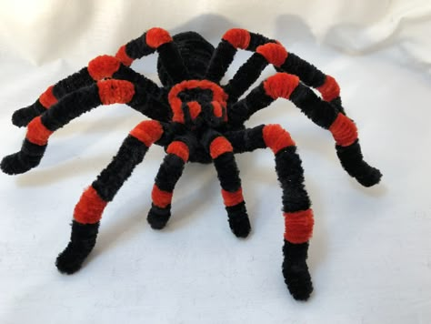 pipe cleaner tarantula 8 Pipe Cleaner Projects, Craft Pipe Cleaner, Pipe Cleaner Animals, Pipe Cleaner Art, Chenille Crafts, Hanging Craft Ideas, Spider Crafts, Pipe Cleaner Crafts, Hanging Craft