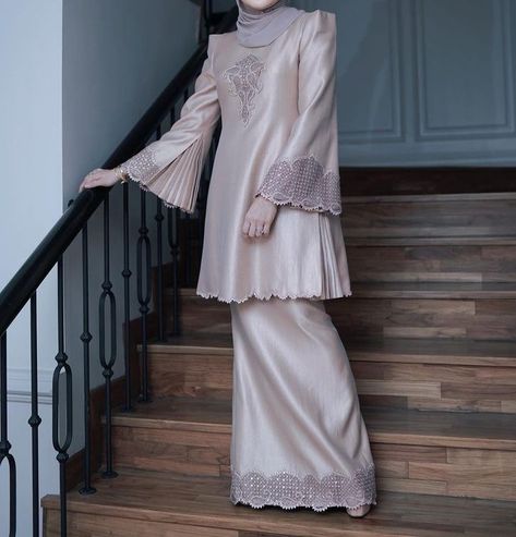 Pin by rozlina abdullah on Fashions | Model pakaian, Gaya berpakaian, Gaya model pakaian Baju Raya Ideas Modern 2023, Baju Kurung Fashion Modern, Baju Kurung Ideas, Raya Outfit Ideas, Baju Raya Ideas Modern, Malaysian Outfit, Mini Kurung Modern, Design Baju Raya, Malaysia Dress