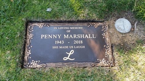 Penny Marshall 1943 - 2018 Regisseurin ,Produzentin und Schauspielerin Cemetery Pictures, Famous Gravesites, Penny Marshall, Famous Tombstones, Head Stone, Historic Pictures, Cemetery Monuments, Cemetery Headstones, Famous Graves