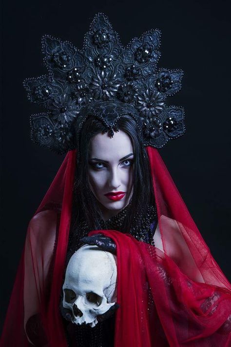 Vampire Headdress, Vampire Bride Costume, Vampire Pics, Vampire Inspiration, Cosplay Portrait, Greek Underworld, Dracula's Brides, Ancient Vampire, Halloween Makeup Witch