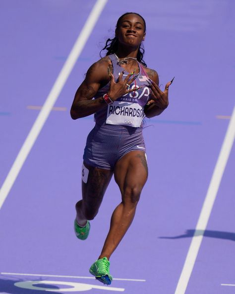 NBC Olympics & Paralympics | Sha’Carri Richardson was on another level in her #ParisOlympics debut. 🔥 | Instagram Sha'carri Richardson, Track Athletes, Track Aesthetic, Sha Carri Richardson, Olympic Runners, Track Pictures, Sport Aesthetic, Track Running, Black Royalty