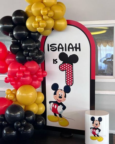 Mickey Balloon Arch, Mickey Mouse Balloon Garland, Mickey Mouse Balloon Arch, Mickey Mouse Garland, Mickey Mouse Backdrop, Baby Boy Birthday Themes, Mickey Mouse Birthday Decorations, Boys First Birthday Cake, Minnie Mouse Birthday Party Decorations