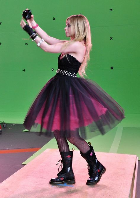 Avril Lavigne Black Star Avril Lavigne Outfits, Emo Prom, Stile Punk Rock, Avril Levigne, Avril Lavigne Photos, Avril Lavigne Style, Punk Rock Princess, Punk Princess, Pink Tutu