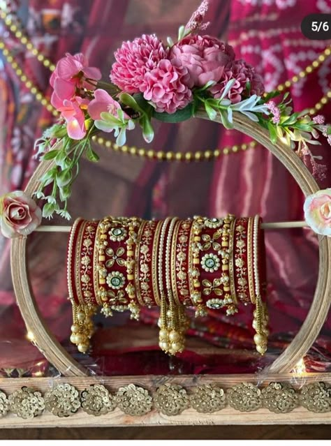 Bridalchooda
#bridaljewellery
#bangles
#jewellery Bangle Tray Decoration, Bangle Packing For Wedding, Bangles Packing Ideas For Wedding, Jewellery Tray Decoration For Wedding, Bangle Plate Decoration Ideas, Wedding Taals Ideas, Bangle Ceremony Tray, Bangles Packing Ideas, Wedding Dala Decoration