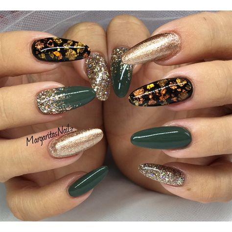 @pelikh_ MargaritasNailz Green And Rose Gold Nails, Gold And Green Nails, Nails Emerald, Rose Gold And Green, Rose Gold Nail Art, Shiny Nails Designs, Nails Rose, Dark Green Nails, Gold Nail Art