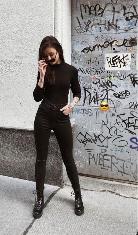 Black Skinning Jeans Outfit, Grunge Office Outfit, Capsule Wardrobe Women, Best Winter Outfits, Thrifted Outfits, Causual Outfits, All Black Outfit, Midi Skirts, Classy Women