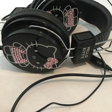 Kitty Headphones, Hello Kitty Headphones, Photowall Ideas, Images Hello Kitty, Cute Headphones, Charmmy Kitty, 일본 패션, Hello Kitty Aesthetic, Image Swag