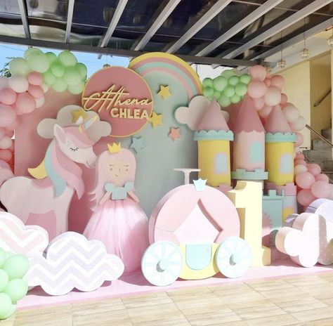 Princess Backdrop Birthday, Unicorn Backdrop Ideas, Princess Backdrop, Balloon Birthday Themes, Princess Backdrops, Frozen Birthday Party Decorations, Rainbow Themed Birthday Party, Baby Birthday Party Theme, Rapunzel Birthday Party