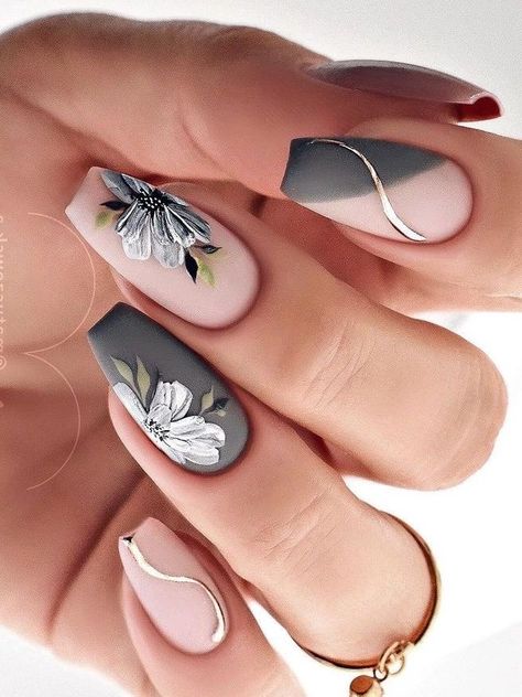 coffin-shaped, matte, and dark gray nails with flowers Light Gray Nails, Summer Nails Art, Nail Art Easy, Grey Nail Art, Nail 2023, Nail Art Inspo, Manicured Nails, Nails Styles, Grey Nail Designs