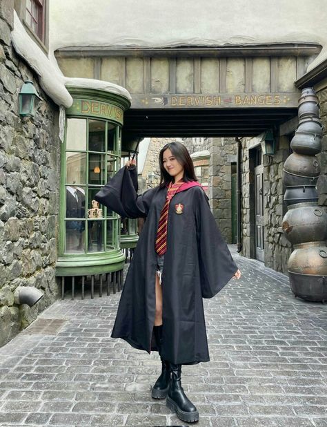 Harry Potter Dress Up Ideas, Harry Potter Outfit Ideas, Harry Potter Dress Up, Harry Potter Graduation, Harry Potter Robes, Harry Potter Dress, Harry Potter Girl, Harry Potter Disney, Harry Potter Cosplay