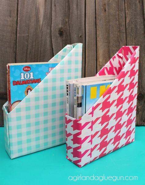 Magazine organizers....from cereal boxes! and a whole slew of things to do with cereal boxes! How To Fold Cereal Boxes, Cereal Box Paper Organizer, Recycled Cereal Boxes Ideas, Reuse Cereal Boxes, Cereal Box Notebook, Cereal Boxes Diy, Diy Makeup Bag Tutorial, Diy Clothes Organiser, Clothesline Diy