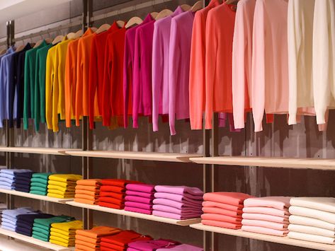 Clothing Store Displays, Suit Stores, Clothing Store Interior, Clothing Store Design, Color Blocking Outfits, Storing Clothes, Pop Display, Boutique Interior, Store Displays