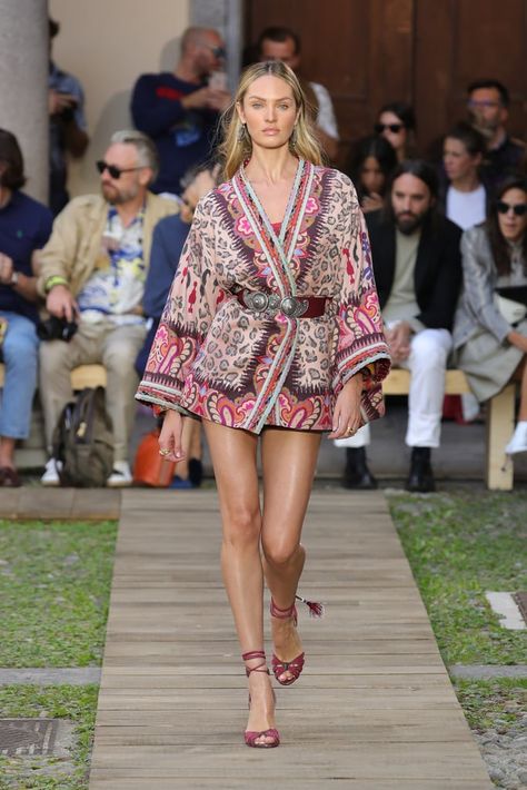 Candice Swanepoel on the Etro Runway at Milan Fashion Week Etro Runway, Candice Swanepoel Style, Boohoo Style, Rebecca Ferguson, Felicity Jones, Candice Swanepoel, Lingerie Dress, Mode Vintage, Spring Summer Outfits