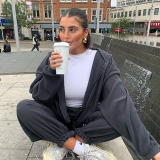 Pit stop ☕️ Dionne Crowe, Cozy Outfit, Fall Winter Outfits, Dream Wardrobe, My Favourite, Women's Blazer, Winter Outfits, Winter Fashion, Fall Outfits