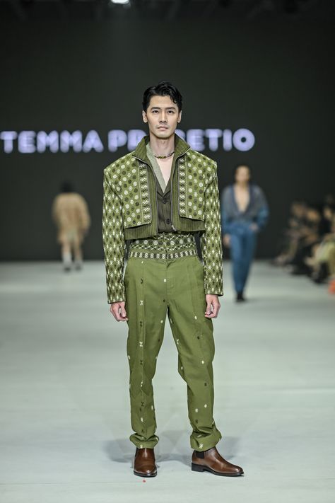 Temma Prasetio, a true artist in crafting well made menswear pieces from traditional East Nusa Tenggaran weaved fabrics, presented a masculine collection consisted of fine tailoring and grand silhouettes. #FashionContinuum #BridgingGenerations #JakartaFashionWeek2024 #JFW2024 #WeAreJFW Mens Couture, Diversity Fashion, Mens Traditional Wear, Fashion Cowok, Jakarta Fashion Week, Sangeet Outfit, Fashion Week 2024, Dress Suits For Men, Batik Fashion