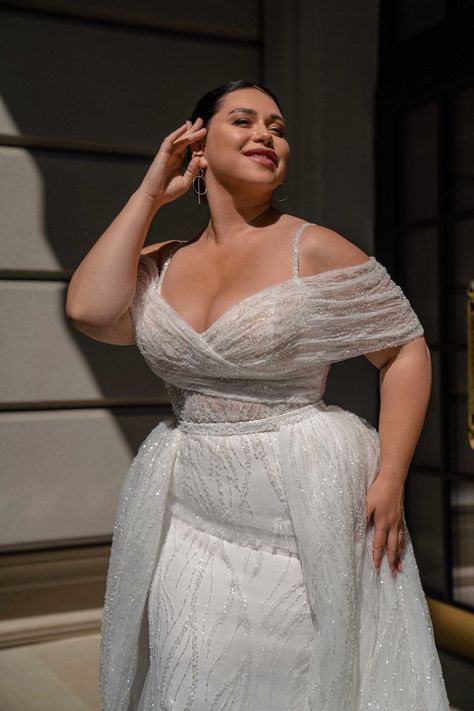 Elegant Luxury: Extraordinary Plus-Size Wedding Set with 'Godet' Silhouette Lace Dress and Royal Satin Train! – Marelli Exclusive Royal Themed Wedding Dress, Wedding Dresses For Plus Size Women, Nikah Attire, Bridal Lace Gown, Plus Size Lace Wedding Dress, Wedding Garments, Wedding Dress With Detachable Skirt, Dress With Detachable Skirt, Plus Size Gown