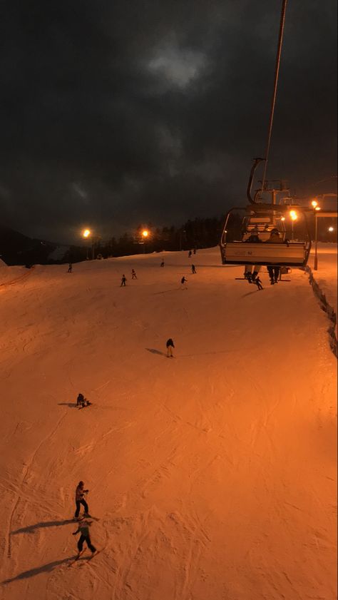 Skiing At Night Aesthetic, Skiing At Night, Night Skiing Aesthetic, Skier Aesthetic, Ski Vacation Aesthetic, Night Snowboarding, Ski Lodge Aesthetic, Ski Trip Aesthetic, Night Skiing