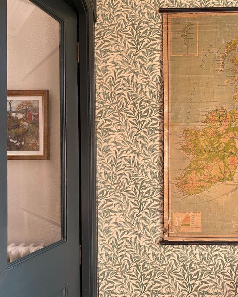 Farrow Ball Studio Green, William Morris Interior, Mid Century Bungalow, William Morris Willow, Wallpaper Hallway, William Morris Wallpaper, Hallway Colours, Hallway Wallpaper, Green Hallway