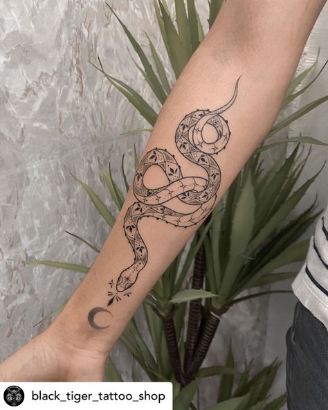 Snake Tattoo Design, Dark Art Tattoo, Snake Tattoo, Tattoo Pattern, S Tattoo, Mini Tattoos, Pretty Tattoos, Tattoo Styles, Dreamcatcher Tattoo