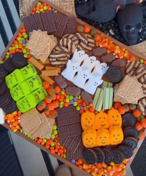 Spooky Smores, Fall Snack Board, Halloween Smores, S'mores Tray, Halloween Themed Snacks, Halloween Charcuterie, Hocus Pocus Party, Halloween Movie Night, Fun Halloween Food