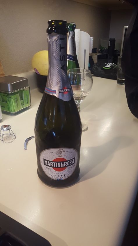 DELICIOUS CHAMPAGNE!! Martini&Rossi Asti Martini Bottle, Champagne Martini, Martini Rossi, Soy Sauce Bottle, Champagne Bottle, Beer Bottle, Martini, Alcoholic Drinks, Champagne