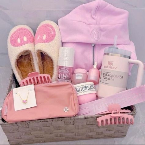 18th Bday Gift Ideas For Her, Trendy Recipes Dinner, Cute Girly Items, Pink Bday Basket, Girly Gift Baskets, Girly Gifts Ideas, Girly Christmas Gifts, Birthday Presents For Friends, Preppy Gifts