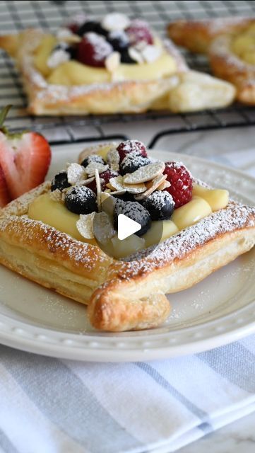 Manuela Mazzocco on Instagram Brunch Recipes Puff Pastry, Custard For Cream Puffs, Pastry Puff Breakfast Recipes, Puff Pastry Recipes Breakfast, Puff Pastry Recipes Sweet, Custard Pastries, Puff Pastry Dessert, Cream Puffs Recipe, Italian Custard