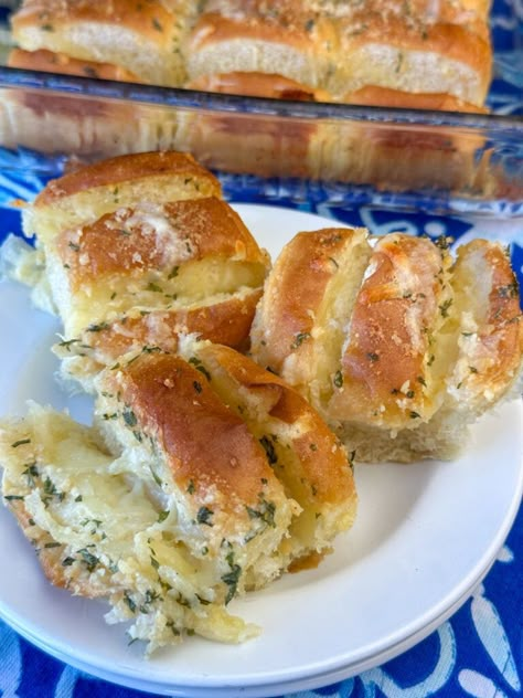 Hawaiian Cheese Bread, Garlic Hawaiian Roll Sliders, Hawaiian Roll Cheese Bread, Bread To Go With Salad, Garlic Cream Cheese Hawaiian Rolls, Cheesy Dinner Rolls Recipe, Stuffed Hawaiian Roll Recipes, Garlic Bread Sandwich Recipes, Cheesy Hawaiian Rolls