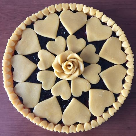 Simple Pie Crust Designs, Cute Pie Crust Designs, Birthday Pie Ideas, Creative Pie Crust, Fancy Pie Crust, Pie Crust Art, Beautiful Pie Crusts, Creative Pies, Decorative Pie Crust