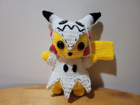 Pikachu in a Mimikyu Costume Mimikyu Makeup, Mimikyu Crochet, Mimikyu Costume, Halloween Costum, Double Crochet Decrease, Childhood Characters, Crochet Decrease, Fun Crochet, Super Saver