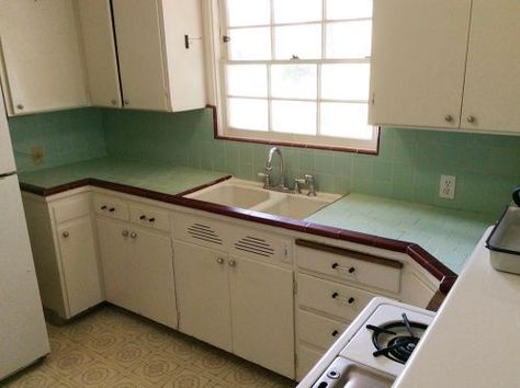 vintage kitchen 1940 Kitchen, 1940s Kitchen, Kitchen Design Styles, Retro Renovation, 1940s Style, Retro Kitchen Decor, Diy Kitchen Decor, Painted Ladies, Kitchen Vintage