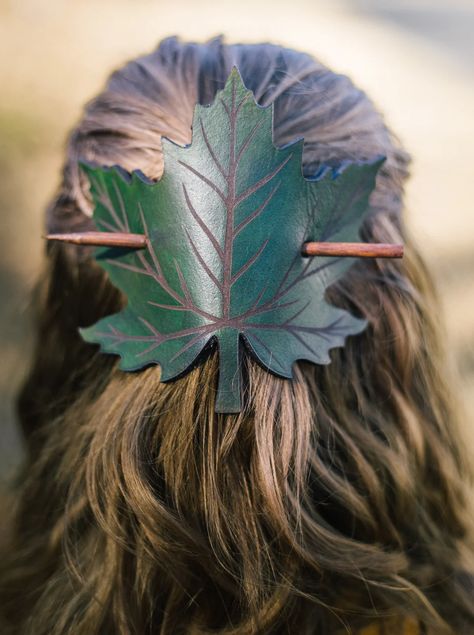 Hair Leaf – Fell & Fair Renfaire Accessories Diy, Ren Fair Trinkets, Ren Faire Decor, Ren Faire Hat, Faeries Aesthetic, Ren Faire Jewelry, Ren Fair Accessories, Remus Outfit, Ren Faire Hair