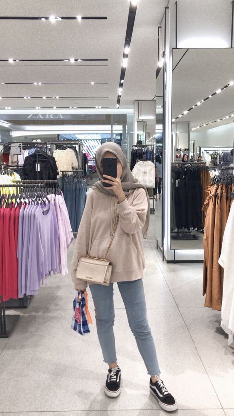 hoodie + jeans🤘🏼 Style Hoodie Hijab, Hoodie Hijab Style, Ootd Hijab Hoodie, Hoodie Hijab Outfit, Hoodie Outfit Hijab, Hoodie Hijab, Ootd Hoodie, Ootd Sweater, New Hijab