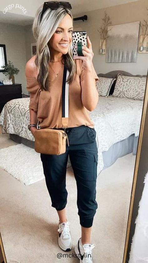 Tapered Cargo Pants Outfit. Easy Travel Outfit. Tapered Cargo Pants Outfit, Jogger Outfit Casual, Jogger Pants Outfit Women, Womens Joggers Outfit, Cargo Pants Women Outfit, Athleisure Outfits Fall, Joggers Outfit Women, Tapered Cargo Pants, Casual Travel Outfit