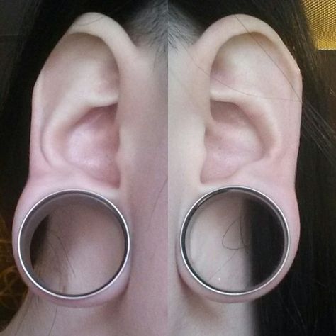 1 Inch Stretched Ears, Stretched Ears Aesthetic, Dream Piercings, Stretched Septum, Ear Stretching, Piercing Inspo, Black Hair Dye, Stretched Lobes, Claw Machine